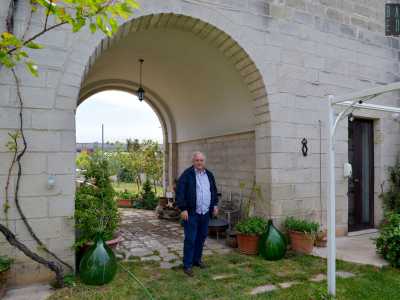 Ad accoglierci troviamo il proprietario Antonio Resta, che nel 2005 ha deciso di rilevare il complesso e, dopo ben quattro anni di ristrutturazione, di farne la sede della sua azienda, la quale si occupa proprio del restauro di beni storici e artistici